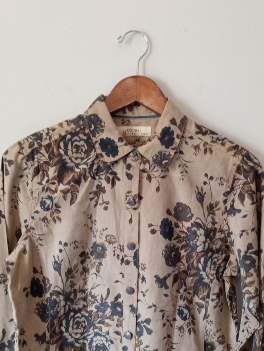 SOFT Floral Button Up Top - Picture 3 of 9